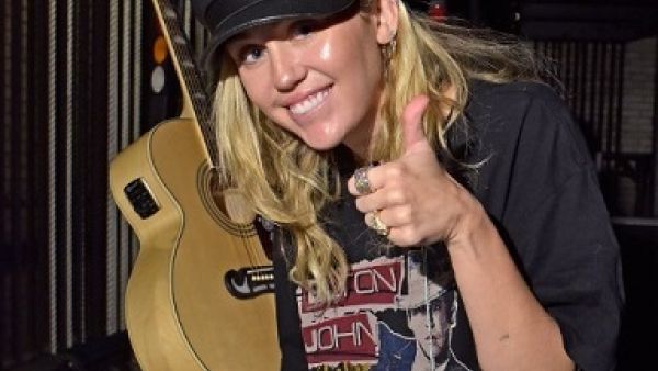 NEW YORK, NY - JANUARY 25: Miley Cyrus signs her autograph at the 60th Annual GRAMMY Awards MusiCares Person Of The Year at Radio City Music Hall on January 25, 2018 in New York City.
(KRIS CONNOR / GETTY IMAGES NORTH AMERICA / AFP)