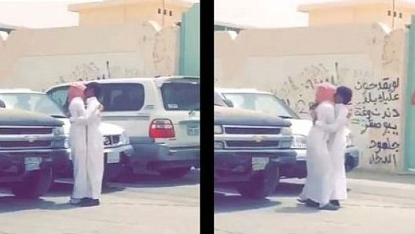قبلة حميمية وساخنة بين شابين بأحد شوارع السعودية