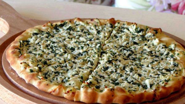 مناقيش بالزعتر والجبن (shutterstock.com)
