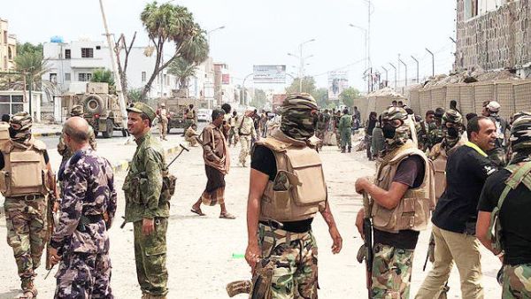 Ordinary Yemenis mingle with government security forces  (AFP/File Photo)	