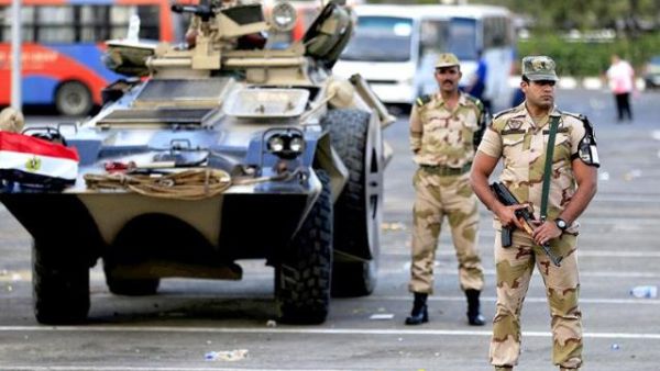 Egyptian soldiers stand guard (AFP/File Photo)	