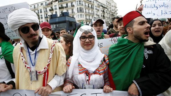 وبموجب المادة 102 من الدستور، يتولى رئيس مجلس الأمة عبد القادر بن صالح، السلطة لمدة لا تزيد عن 45 يوما بعد رحيل بوتفليقة.