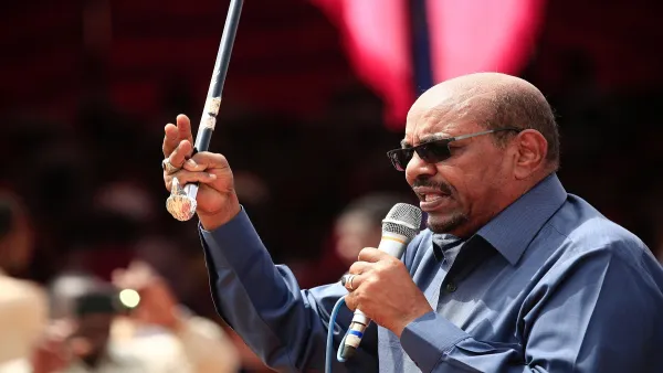  جنودا سودانيين منعوا قوات الأمن السودانية من محاولة فض اعتصام المحتجين 