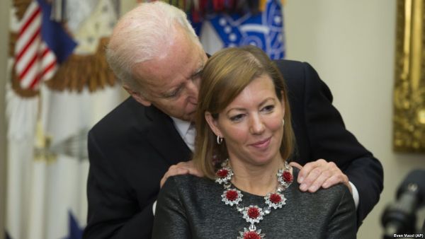 جو بايدن وستيفاني كارتر
