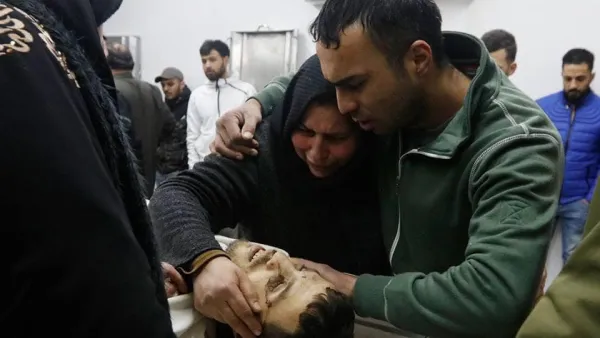 صورة ارشيفية لسيدة فلسطينية تودع ابنها الشهيد 