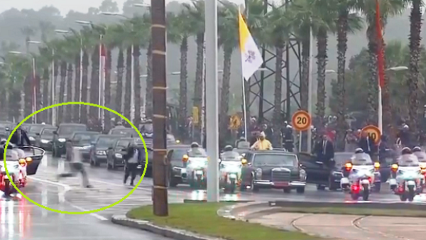 استقبل العاهل المغربي محمد السادس بابا الفاتيكان فرانسيس في المطار لدى وصوله إلى المغرب