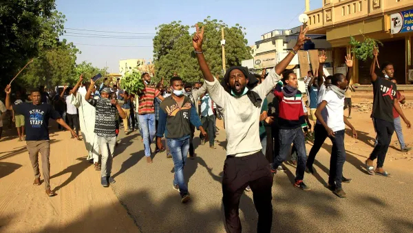 نددت نساء يتصدرن الصفوف الأولى للتظاهرات المعارضة للحكومة في السودان