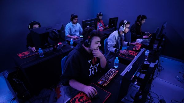 تتضمن القائمة فيلم "خدمة كيكي للتوصيل" (اليابان/1989)