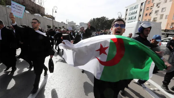 أذعن بوتفليقة، الذي يحكم البلاد منذ 20 عاما، للاحتجاجات في الأسبوع الماضي 