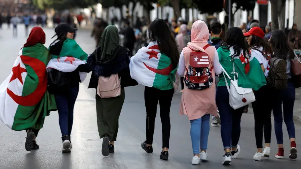حزب "جبهة التحرير الوطني" الحاكم يترأسه الرئيس عبد العزيز بوتفليقة، وتديره هيئة جماعية من أكثر من 20 عضوا