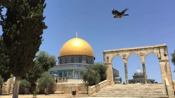 وأكد المجلس الوطني الفلسطيني أن ذلك القرار وغيره من القرارات الاحتلالية تعتبر اعتداء مرفوض على حق مليار وسبعمائة مليون مسلم.


