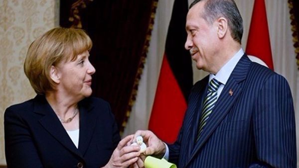 وتمر تركيا بأزمة اقتصادية حادة، إذ زاد عبء ديونها الخارجية الثقيلة نتيجة هبوط الليرة التركية هذا العام.