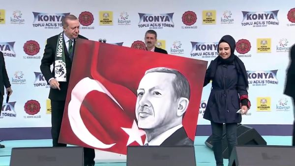 ونوه أردوغان أن الرومي كان يعتبر الموت، بمثابة ولادة جديدة، وليس نهاية.

