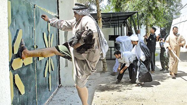 طالب العمال الغاضبون بالإفراج الفوري وغير المشروط عن المعتقلين