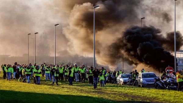 وقالت الشرطة إنه تم توقيف ثمانية أشخاص "خصوصا لإلقائهم مقذوفات".

