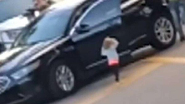 قامت الشرطة بإيقاف الوالدين، يوم الخميس، واضطرتهما إلى الخروج من السيارة في حالة استسلام