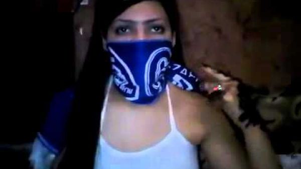 أثناء محاولة إقناعها اتجهت عبر إحدى النوافذ إلى سطح المبنى