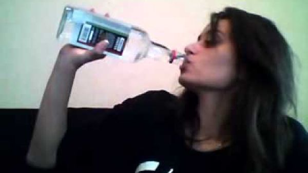 وتوفي وفي مدينة البورز ثلاثة أشخاص إثر التسمم بخمر مغشوش.

