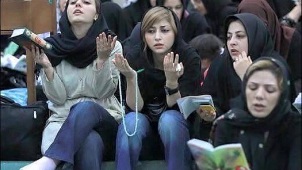 ينتظر الإيرانيون من كل عام حلول فصل الربيع والاحتفال بعيد النوروز