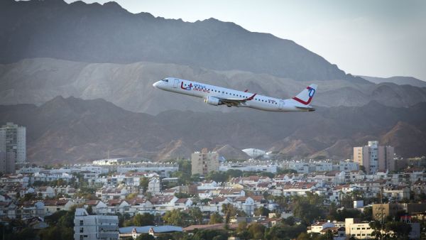 الاحتلال يفتتح مطارا يطل على السعودية
