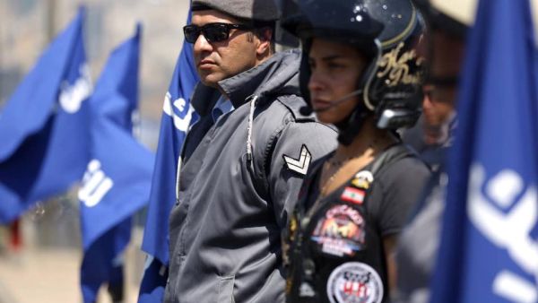 إحتجاجا على عدم إعطائه إفادة مدرسية لنقل ابنته من المدرسة التي تدرس فيها الى مدرسة اخرى،