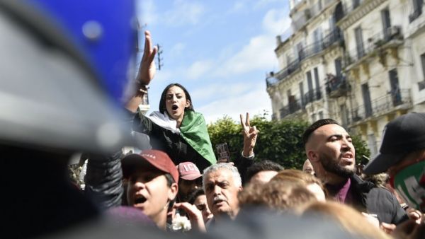 الانقسام بشأن ترشح بوتفليقة لولاية جديدة، لم يقتصر على الشارع فقط، بل بدأ يمتد إلى أوساط الحزب الحاكم