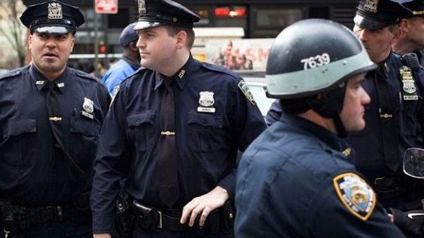 خدمات إنفاذ القانون ودوريات الحدود وتوصيل البريد وتشغيل المطارات لن تتوقف.

