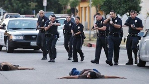 يظهر الشريط تحدث الشرطي إلى حامد الذي كان يضع يده في جيبه