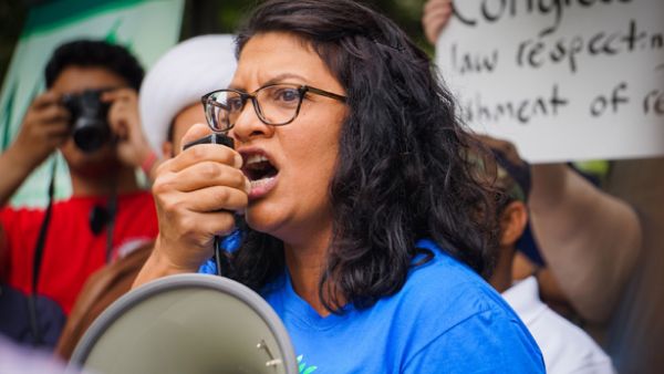 هذا الخطاب المعادي للإسلام والحافل بالكراهية سببه مساندة الرئيس (ترامب)