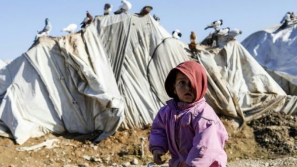يعاني مخيم الركبان حيث يعيش نحو 50 ألف نازح سوري من ظروف إنسانية صعبة