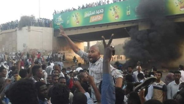 مئات السودانيين يتظاهرون بأم درمان والعفو الدولية تنتقد استخدام الشرطة "القوة المميتة"

تجمع مئات المتظاهرين السودانيين مساء الاثنين في مدينة أم درمان بعد الإعلان عن وفاة متظاهر في المستشفى