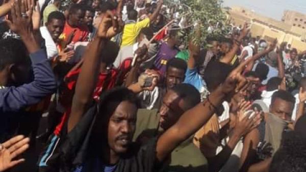 يؤكد الرئيس السوداني أن الحكومة لن تتغير بالمظاهرات