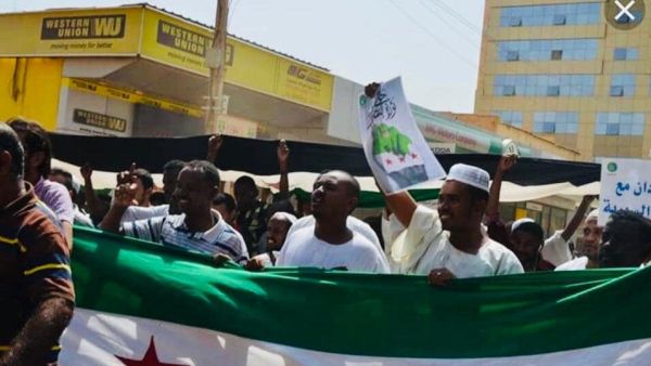 ردد المتظاهرون شعارات تطالب بإسقاط النظام وحمل البعض الأعلام السودانية.

