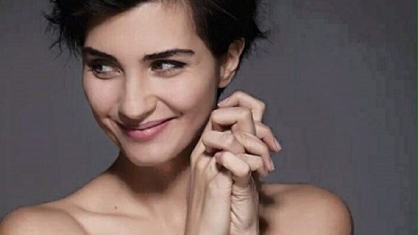 التركية توبا تثير جدلا بتعريها على غلاف احدى المجلات