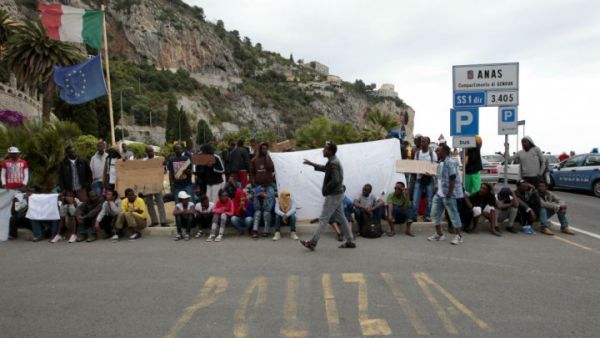 Undocumented migrants protest in the town of Ventimiglia on the French-Italian border on June 12, 2015. (AFP/Jean-Christophe Magnenet)