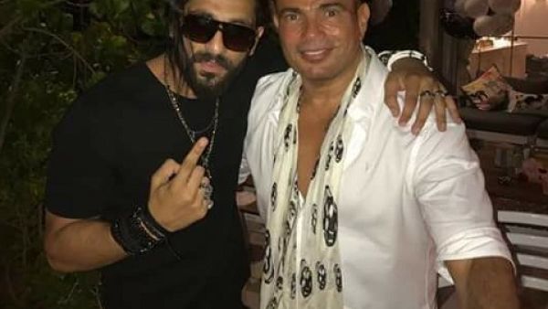 (شال) و قميص عمرو دياب يثيران الجدل 