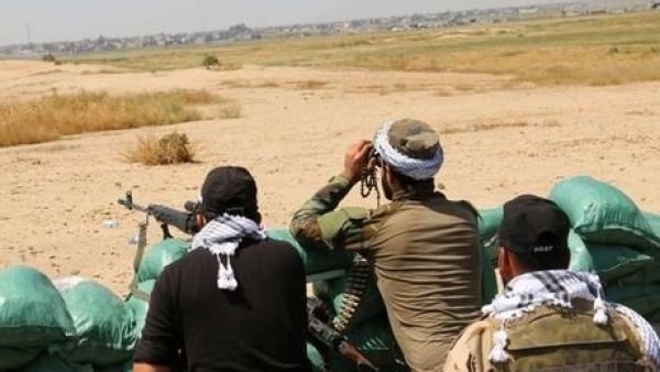 Iraqi volunteers survey positions south of Kirkuk (AFP/File Photo)