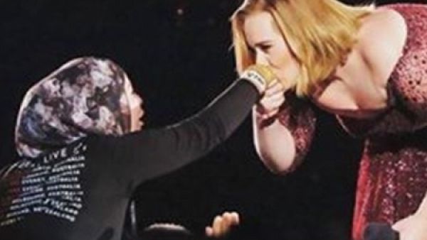 أديل تقبل يد محجبة في استراليا! 