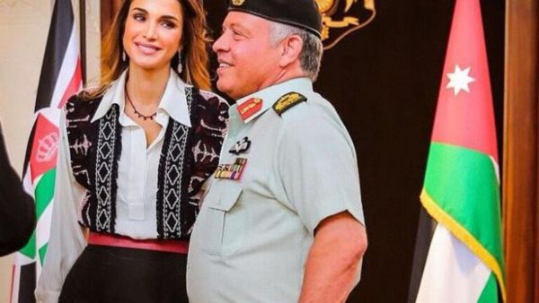 العاهل الأردني برفقة زوجته في إحدى المناسبات