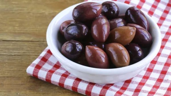 زيتون الكالاماتا هو أحد أنواع الزيتون الأسود  (shutterstock.com)
