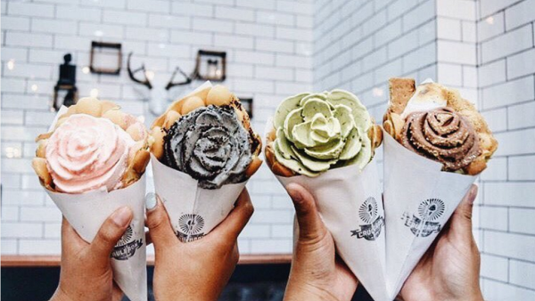 تأتي بباقة أو “بوكيه آيس كريم” يتضمن ما يقرب من 20 قطعة لذيذة بأي طعم تفضله تأتي بباقة أو “بوكيه آيس كريم” يتضمن ما يقرب من 20 قطعة لذيذة بأي طعم تفضله