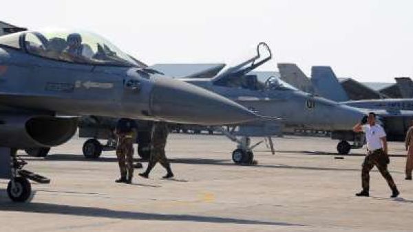 Royal Jordanian Air Force pilots prepare for take off (AFP/File Photo)