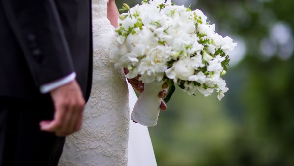 After leaving the plane, the man confessed that he just missed his wife dearly and couldn’t bear leaving her. (File/photo) 