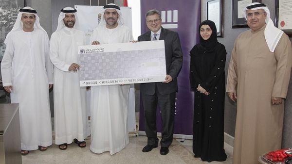 دكتور محمد سليم العلماء وكيل الوزارة  خلال تسلم التبرع من قبل وسيم سيفي نائب الرئيس التنفيذي للخدمات المصرفية للأفراد والثروات.