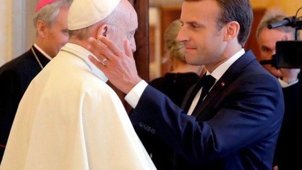Emmanuel Macron met Pope Francis (Twitter)