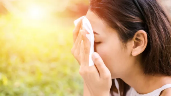 تعرق بشرة الوجه يؤثر على مكياجها ويفسد إطلالتها (shutterstock.com)
