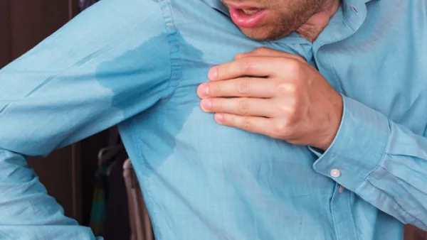 عادة ما تسبب آثار العرق على الملابس الإحراج لدى الرجل (shutterstock.com)
