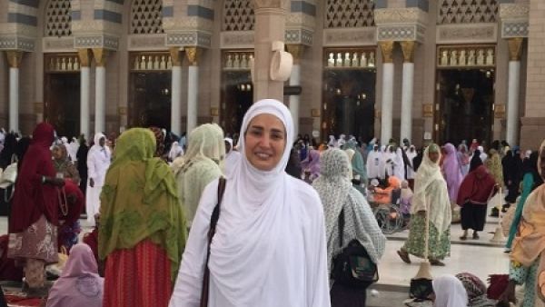 أمل رزق تؤدي فريضة الحج
