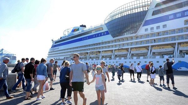 Aida-Stella, Azamara Club Cruises and TUI Cruises arrived in Bahrain carrying over 15,000 passengers. 