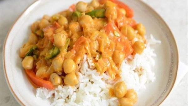 الأرز التايلندي بجوز الهند وحمص الكاري